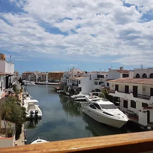 Magnífico Junto Al Canal Principal. Apartamento Ampuriabrava